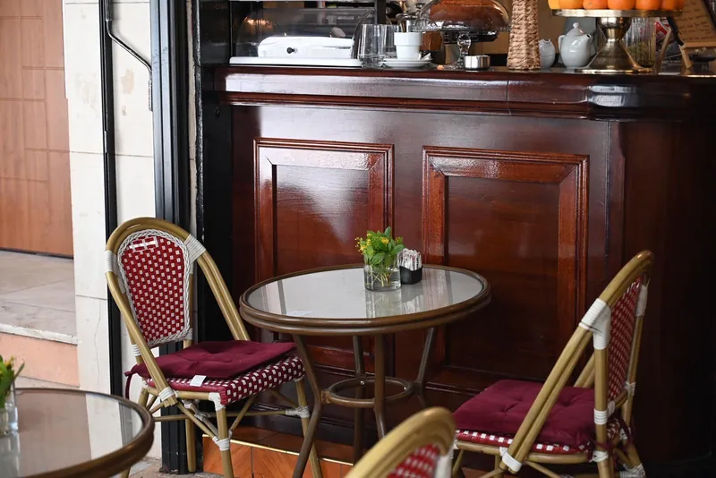 Άδειο τραπέζι στην είσοδο του LAW Café Bar